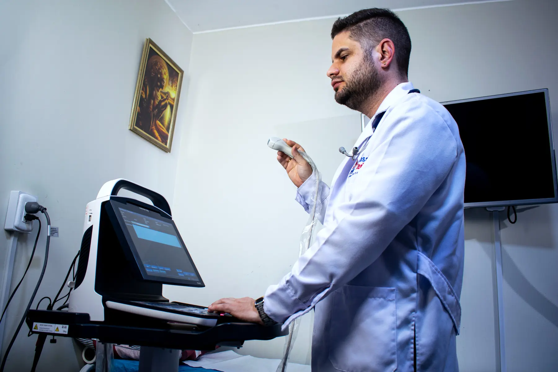 Dr. Marcos Rosales realizando una ecografía