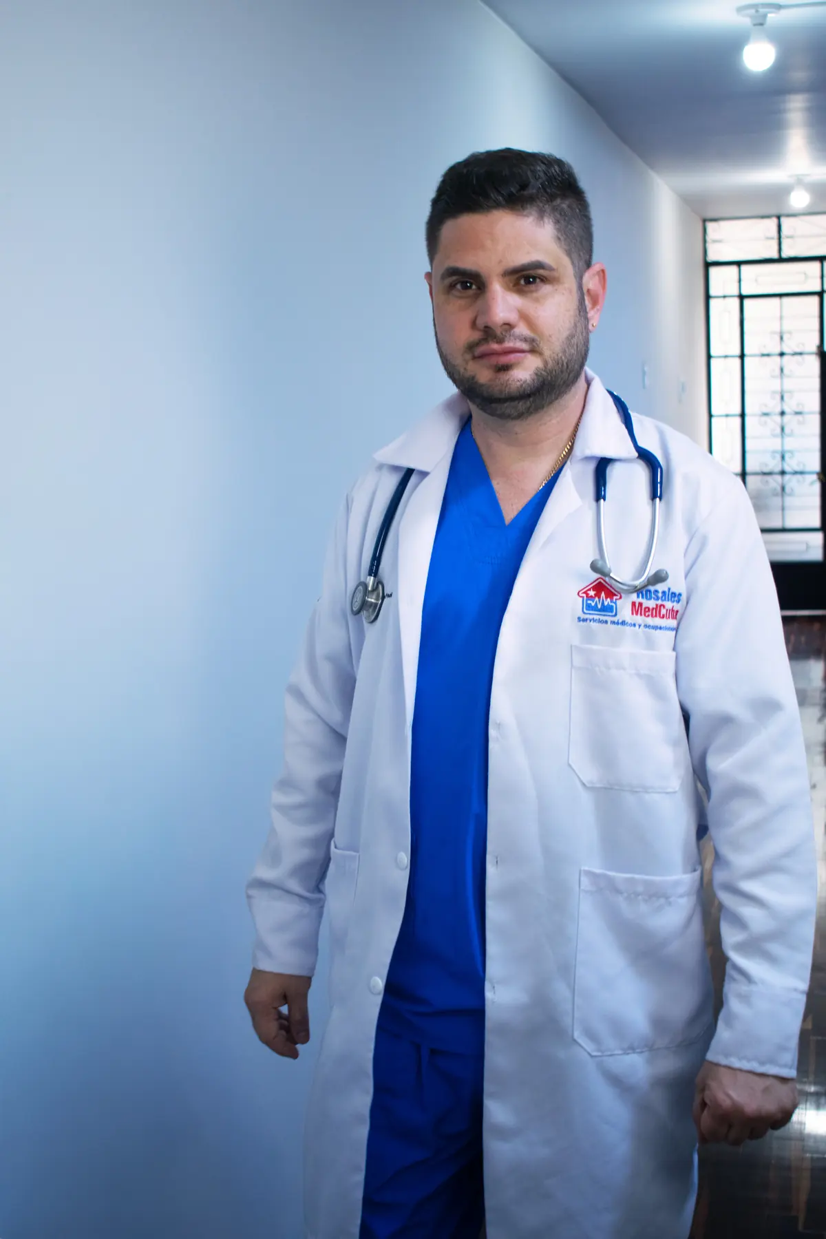 Dr. Marcos Rosales en la clínica
