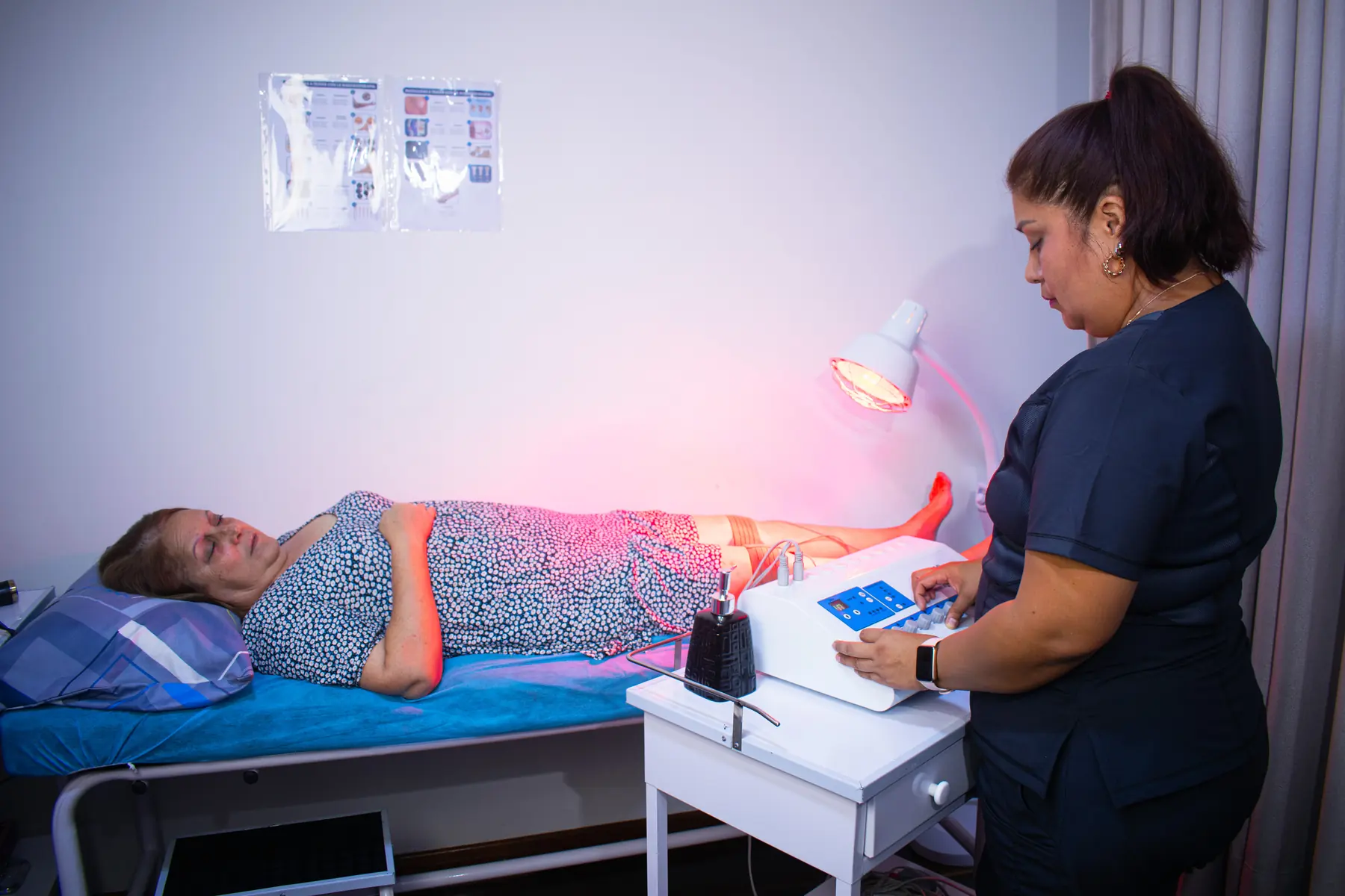 Sesión de terapia física en la clínica