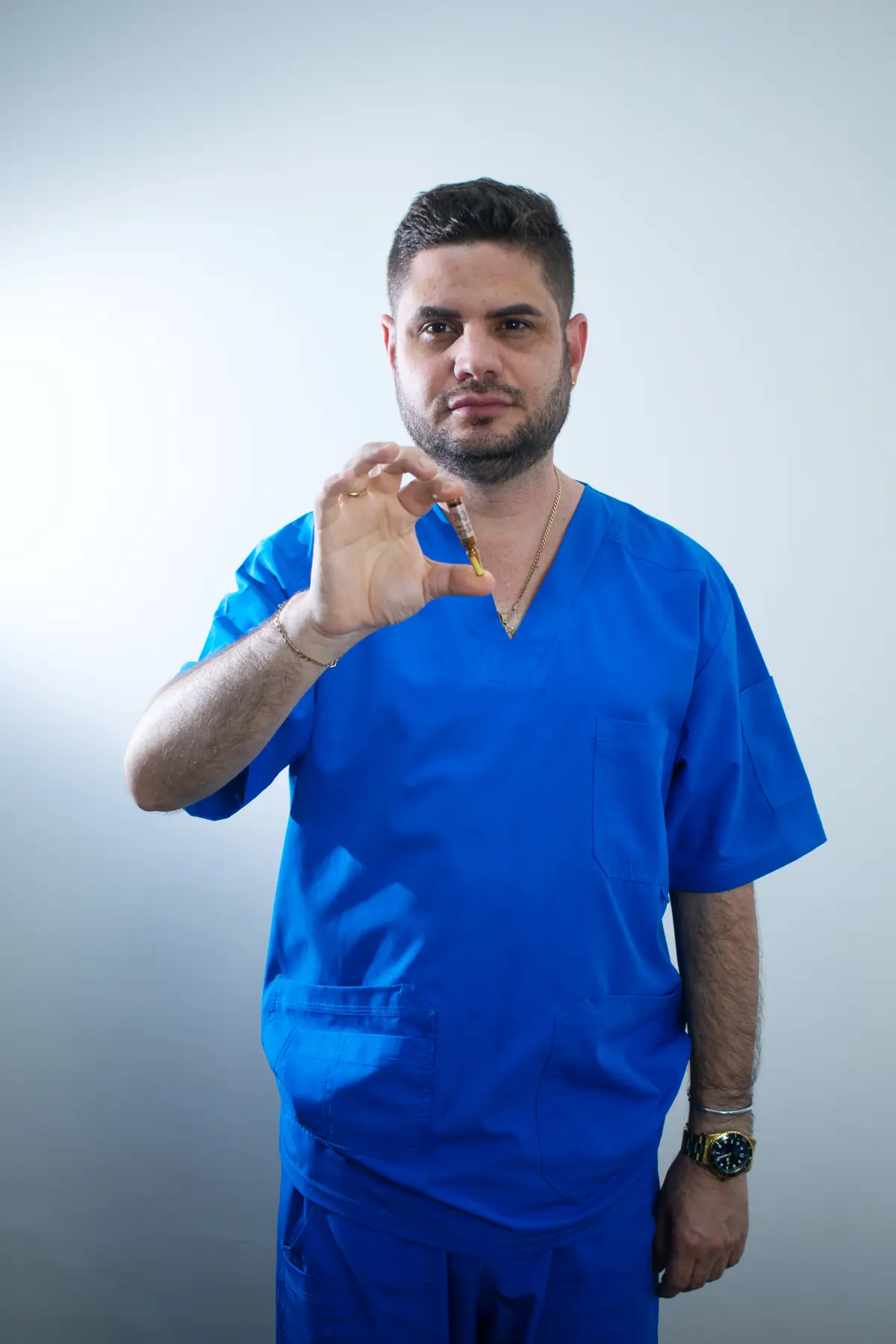Dr. Marcos Rosales en consulta