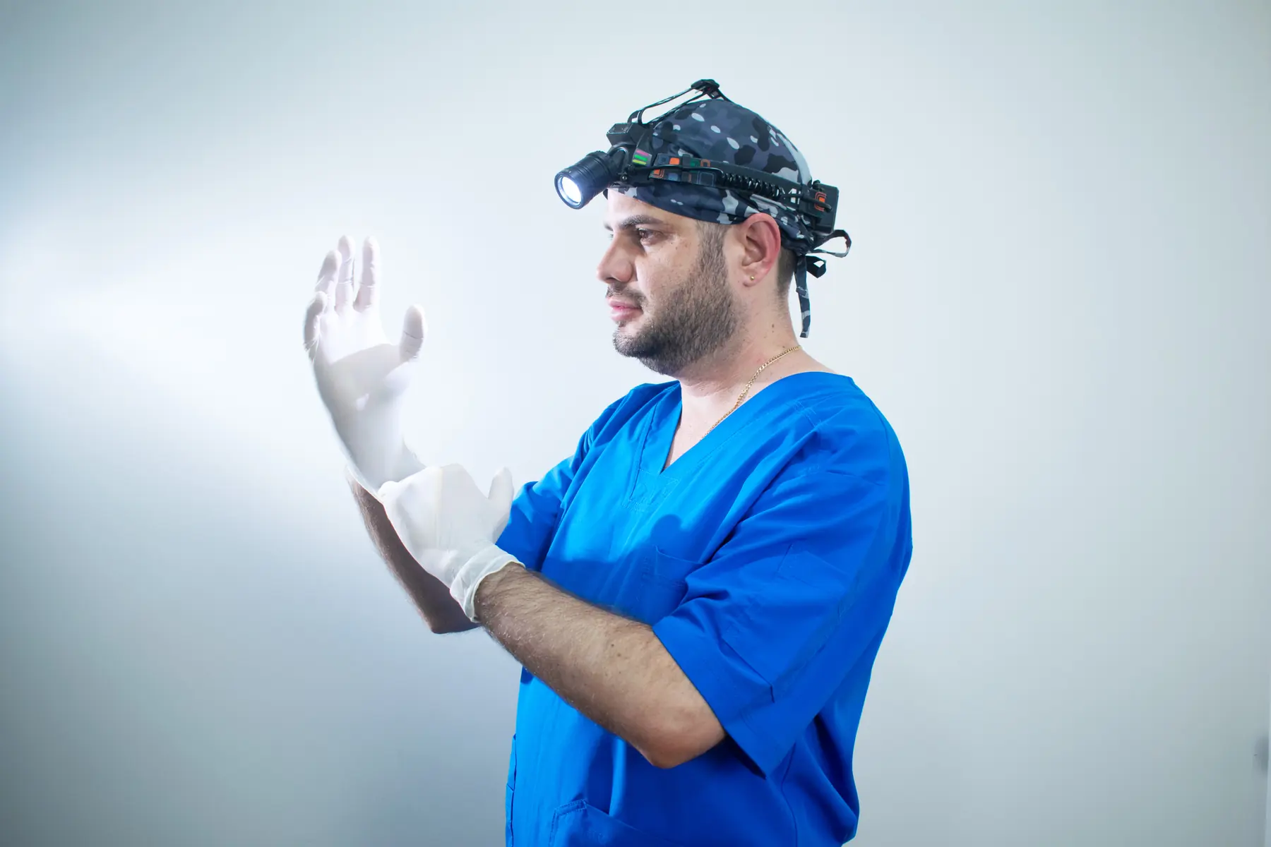 Dr. Marcos Rosales preparándose para un procedimiento