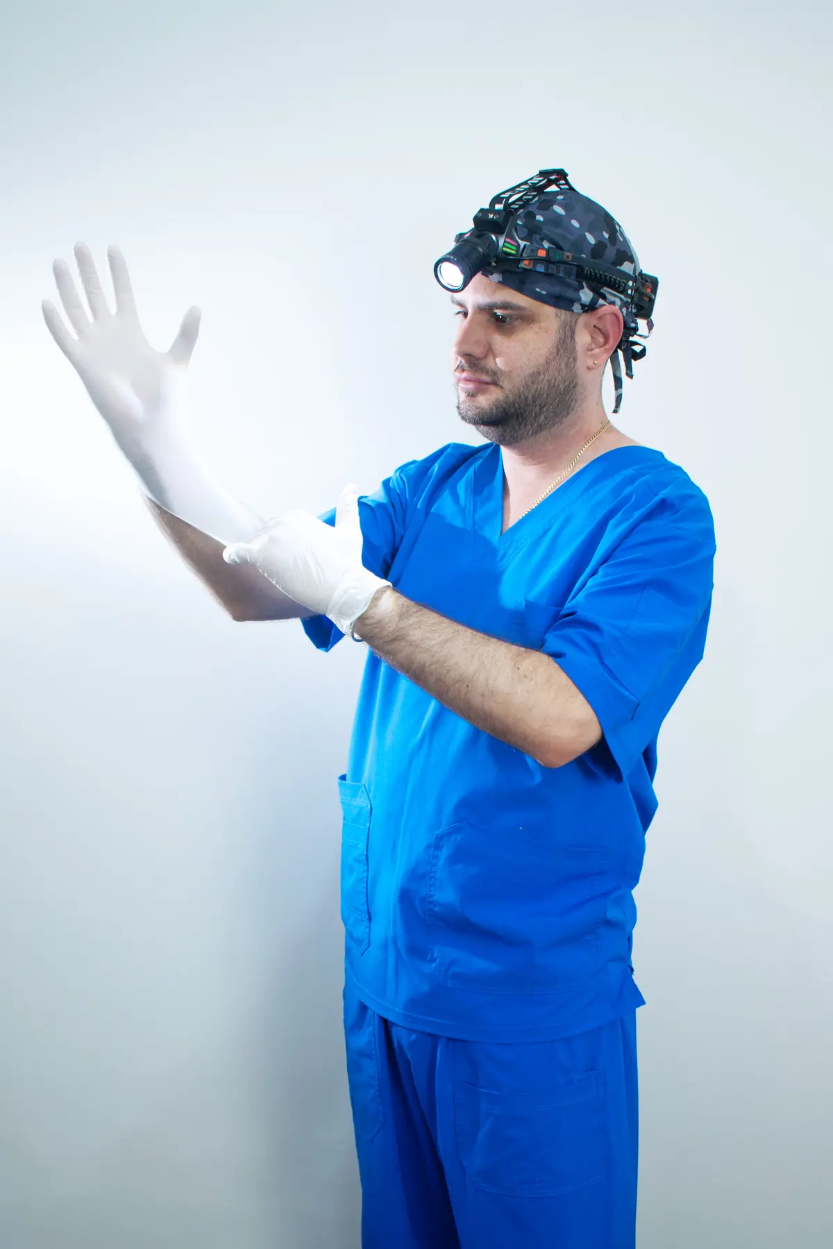 Dr. Marcos Rosales con guantes quirúrgicos