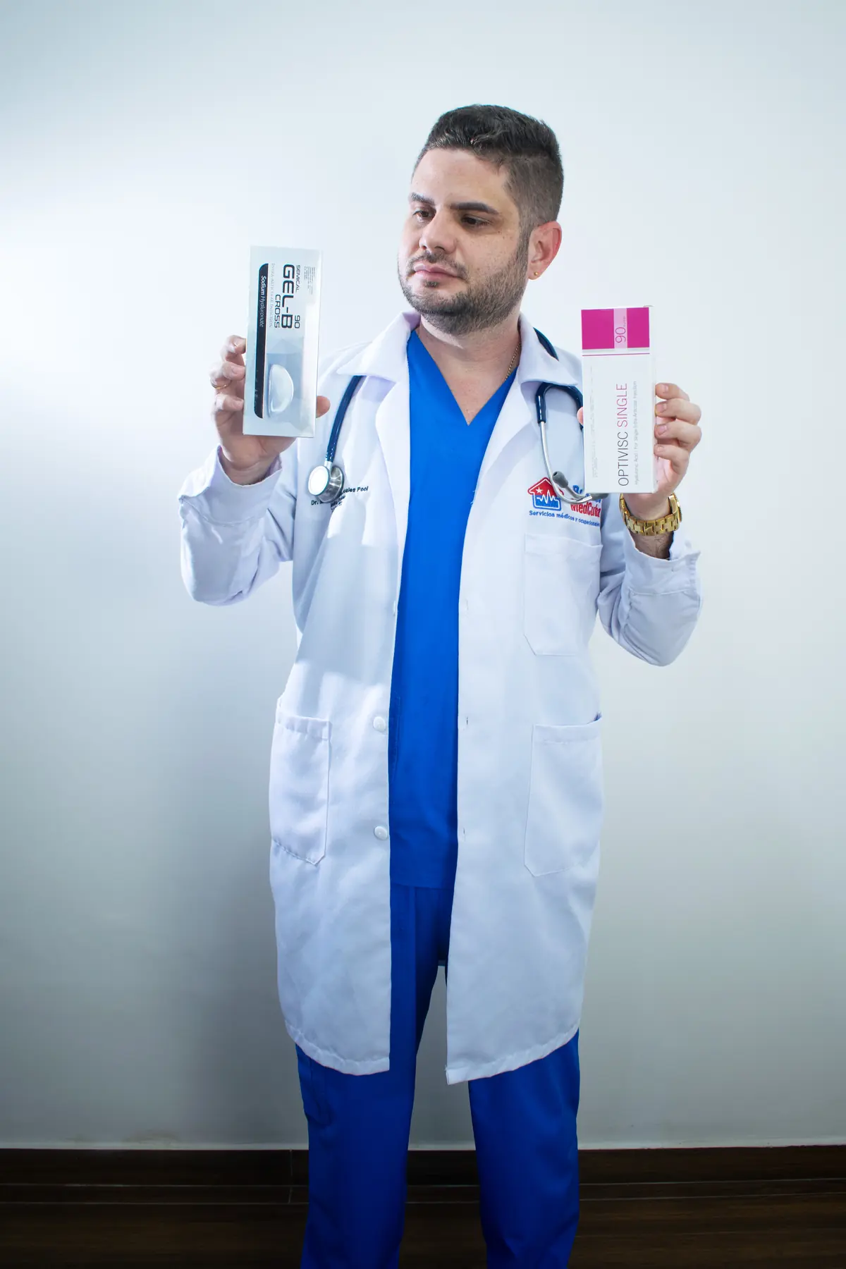 Dr. Marcos Rosales mostrando productos de medicina regenerativa
